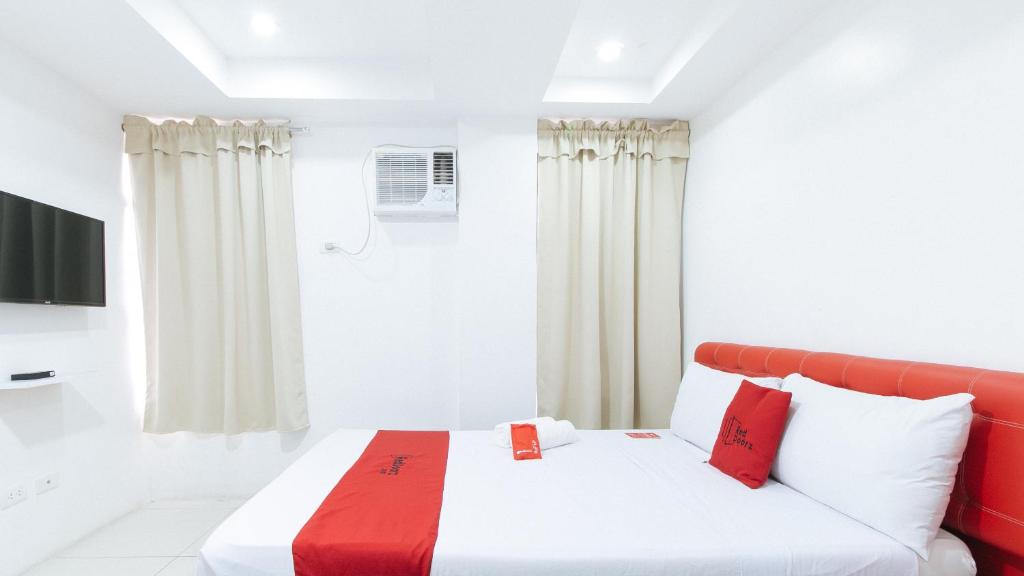 Postel nebo postele na pokoji v ubytování RedDoorz at DBuilders Rooms Bangkal Makati