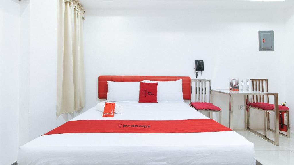 Postel nebo postele na pokoji v ubytování RedDoorz at DBuilders Rooms Bangkal Makati