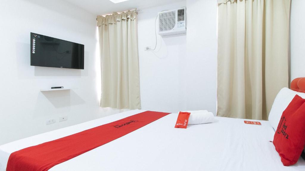 Postel nebo postele na pokoji v ubytování RedDoorz at DBuilders Rooms Bangkal Makati