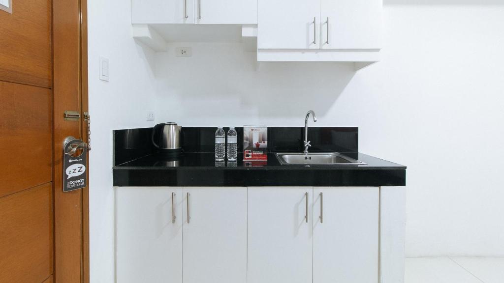 Kuchyň nebo kuchyňský kout v ubytování RedDoorz at DBuilders Rooms Bangkal Makati