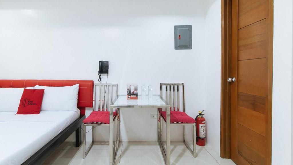 Postel nebo postele na pokoji v ubytování RedDoorz at DBuilders Rooms Bangkal Makati