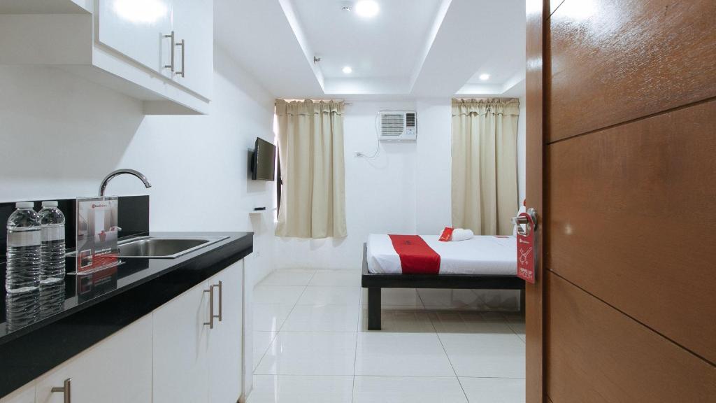 Postel nebo postele na pokoji v ubytování RedDoorz at DBuilders Rooms Bangkal Makati