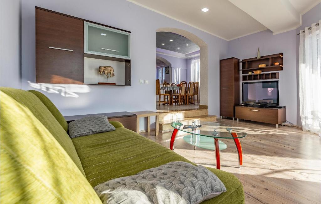 3 Bedroom Beautiful Apartment In Pula
