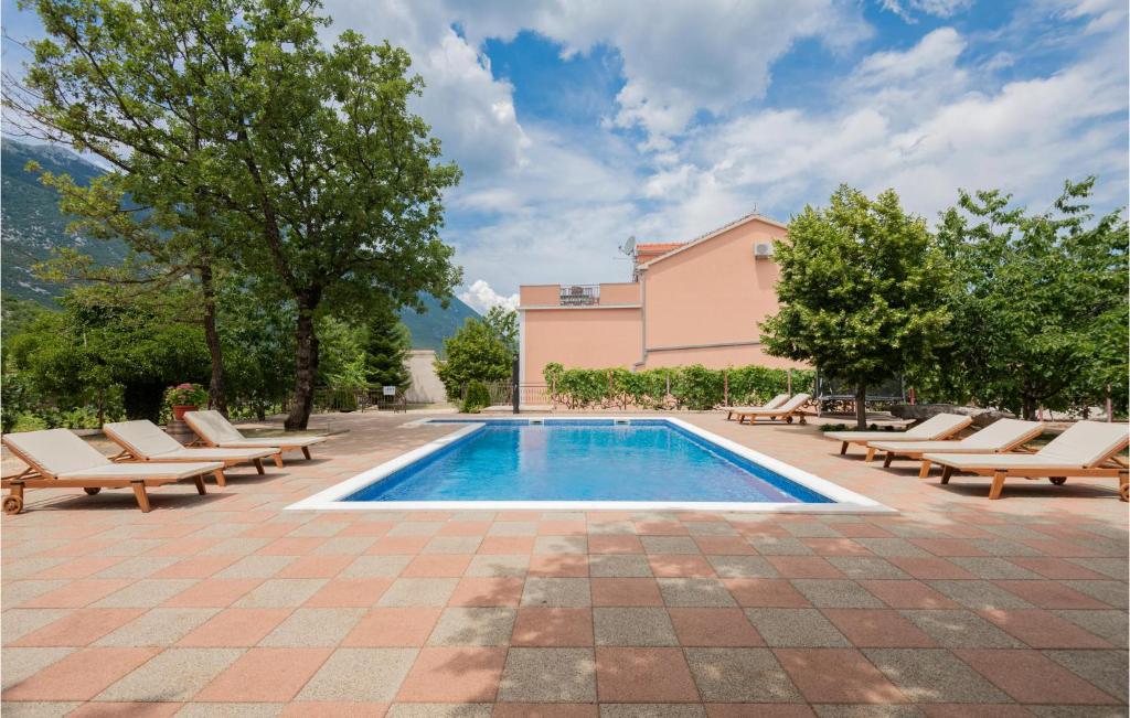 Three-Bedroom Apartment In Rastovac