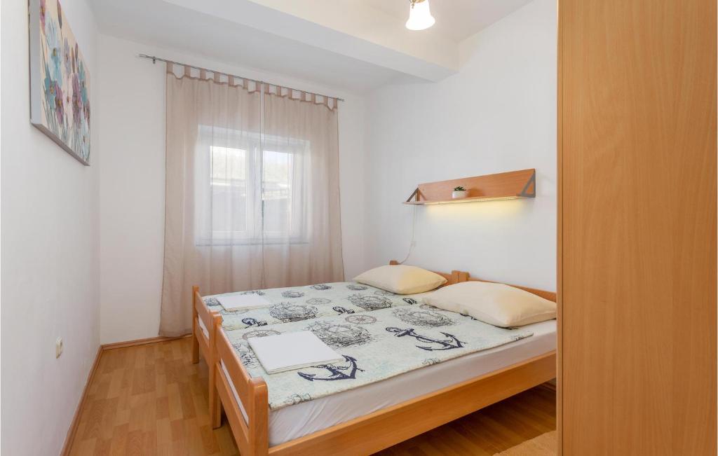 Posteľ alebo postele v izbe v ubytovaní Cozy Apartment In Krk With Wifi