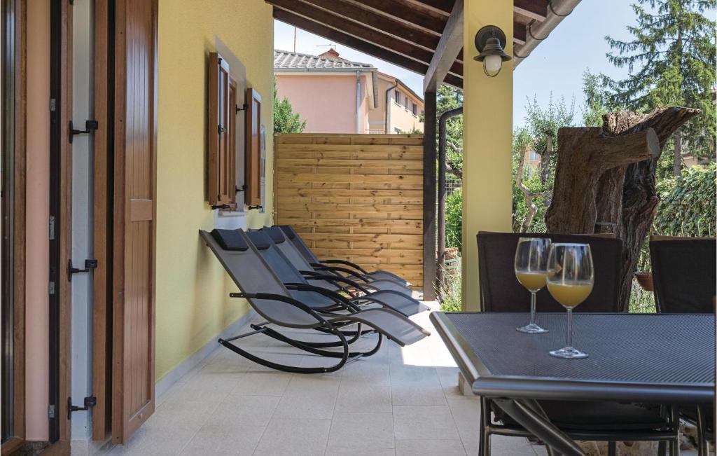 patio ze stołem i 2 kieliszkami wina w obiekcie Stunning Home In Pula With Wifi w Puli