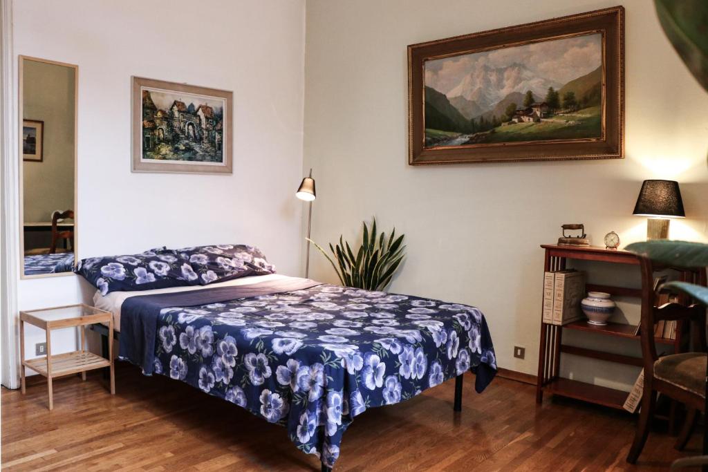 Un dormitorio con una cama y un cuadro en la pared. en Lili House, en Milán