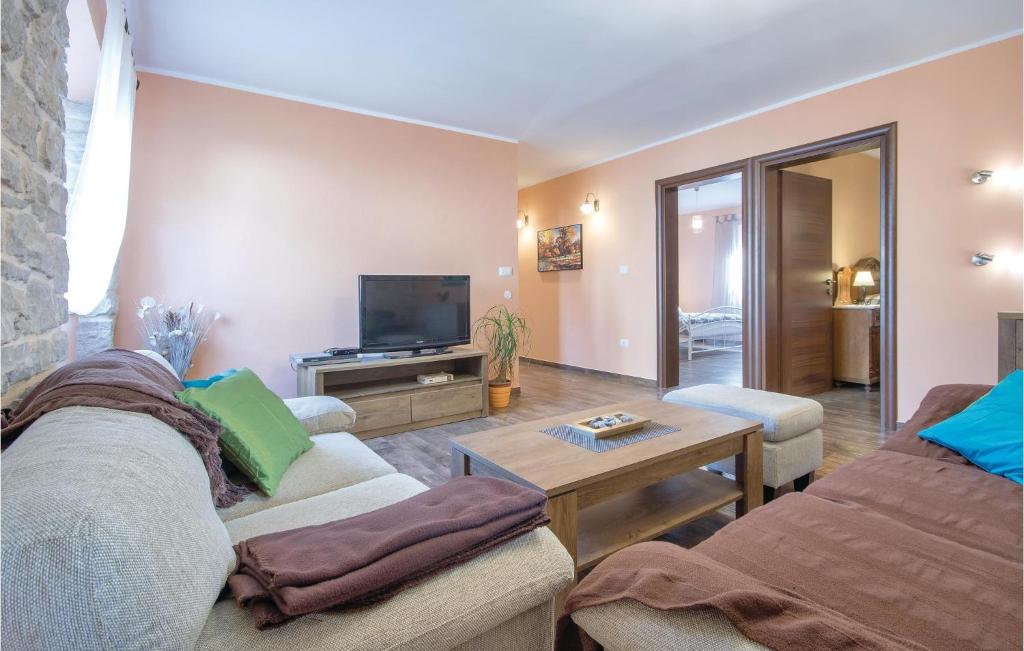 Telewizja i/lub zestaw kina domowego w obiekcie Stunning Home In Pula With Wifi