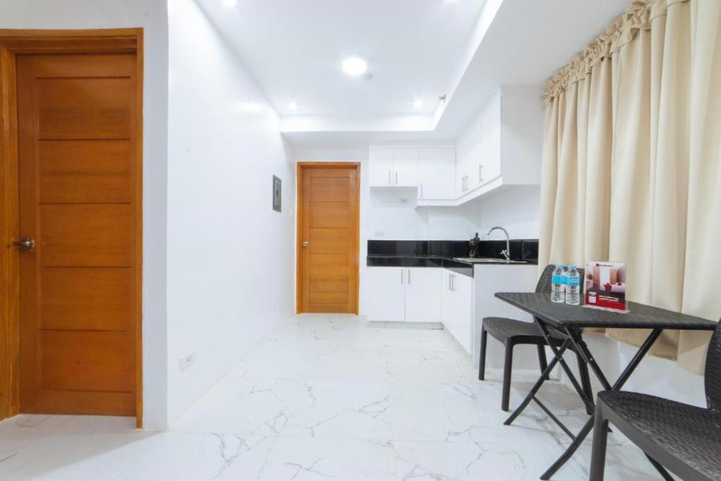 Kuchyň nebo kuchyňský kout v ubytování RedDoorz at DBuilders Rooms Bangkal Makati