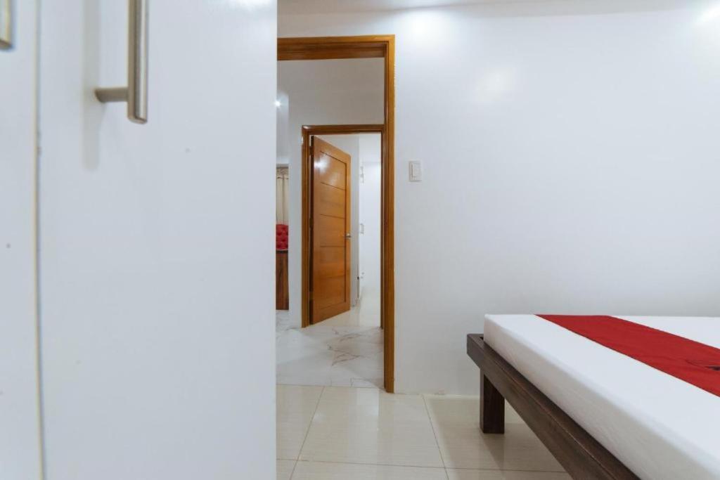 Postel nebo postele na pokoji v ubytování RedDoorz at DBuilders Rooms Bangkal Makati