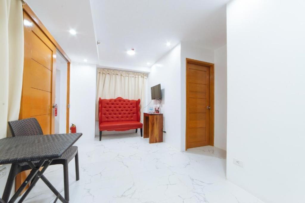 Posezení v ubytování RedDoorz at DBuilders Rooms Bangkal Makati