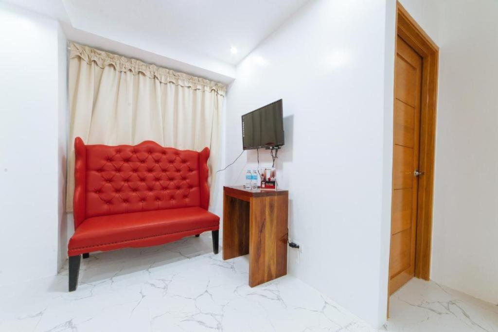 TV a/nebo společenská místnost v ubytování RedDoorz at DBuilders Rooms Bangkal Makati