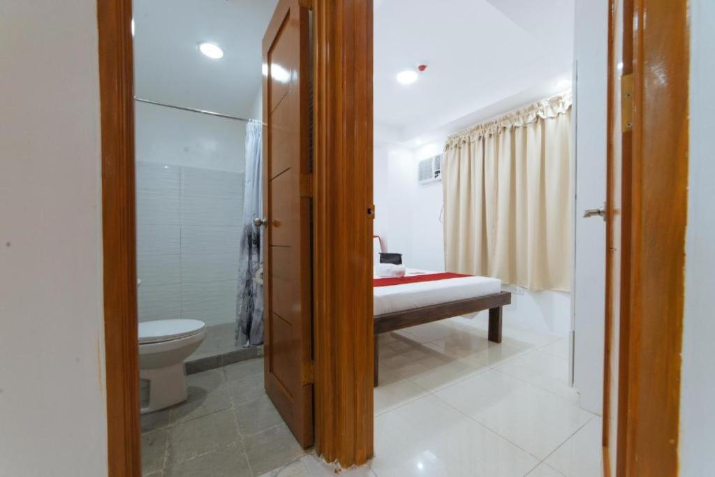 Postel nebo postele na pokoji v ubytování RedDoorz at DBuilders Rooms Bangkal Makati