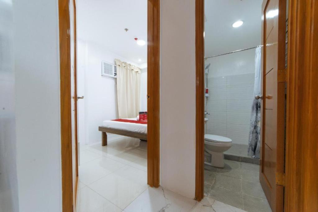 Koupelna v ubytování RedDoorz at DBuilders Rooms Bangkal Makati