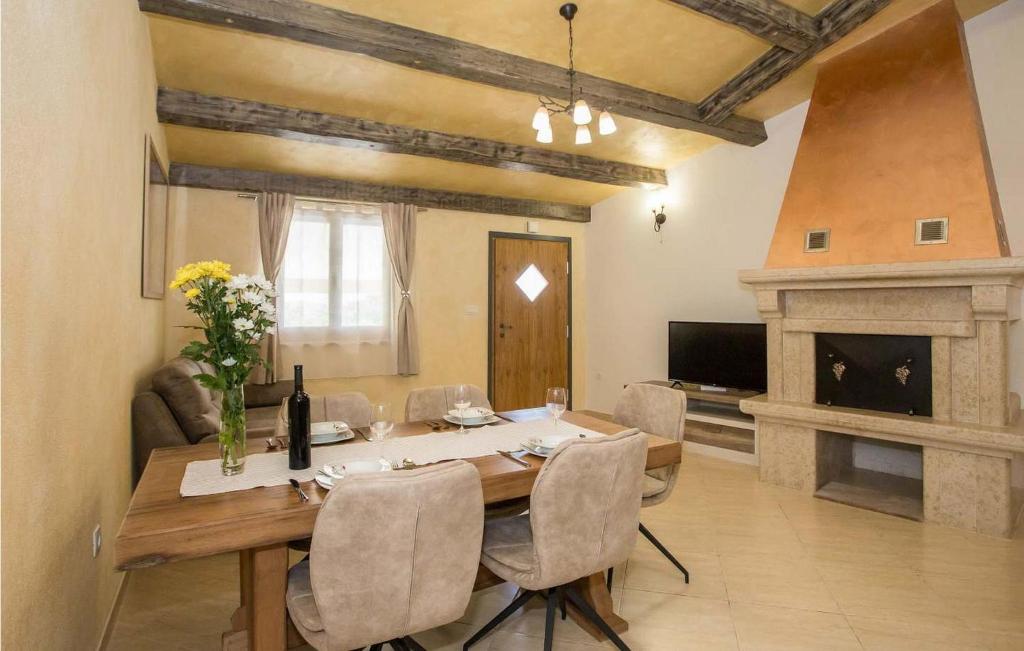 jadalnia ze stołem i kominkiem w obiekcie Casa Ivana w mieście Karojba
