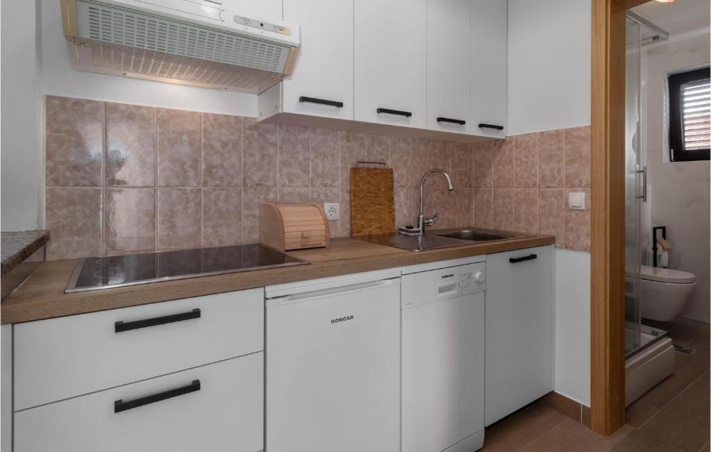 Kuchyň nebo kuchyňský kout v ubytování 2 Bedroom Lovely Apartment In Jadranovo
