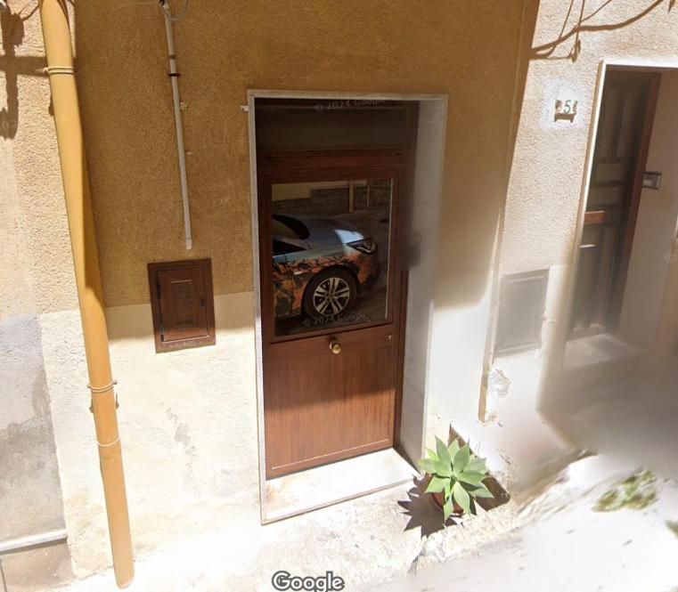 una puerta a una casa con un coche en ella en Cristina's House, en Sciacca