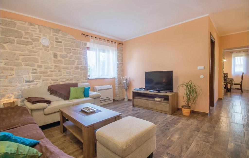 Telewizja i/lub zestaw kina domowego w obiekcie Stunning Home In Pula With Wifi