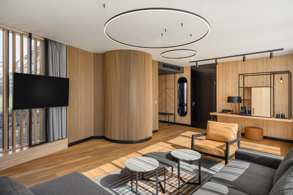 salon z kanapą i telewizorem w obiekcie Art Hotel Szeged w Segedynie