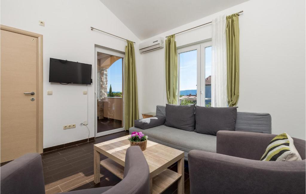 Telewizja i/lub zestaw kina domowego w obiekcie Stunning Home In Pinezici With Kitchen
