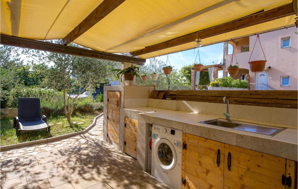 Ogród w obiekcie Stunning Home In Pinezici With Kitchen