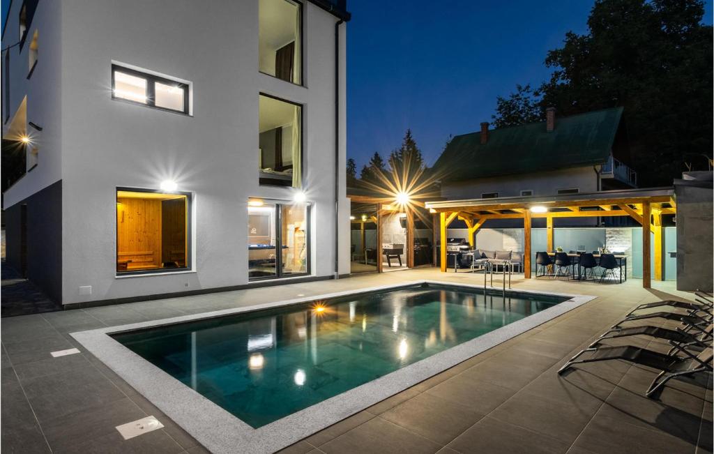 ein Swimmingpool im Hinterhof eines Hauses in der Unterkunft Lovely Home In Novo Zvecevo With Sauna in Novo Zvecevo