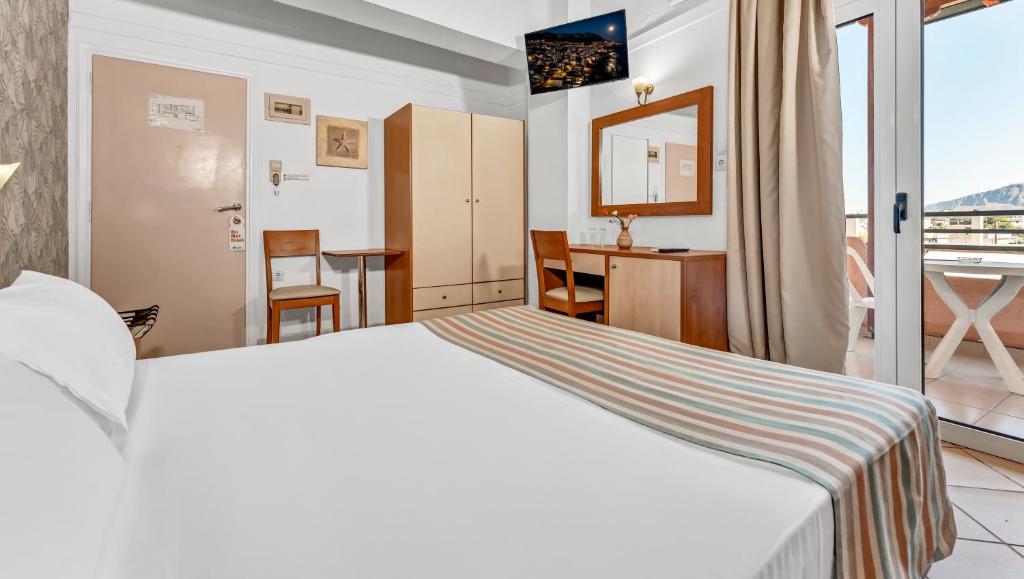 Postel nebo postele na pokoji v ubytování Erato Hotel
