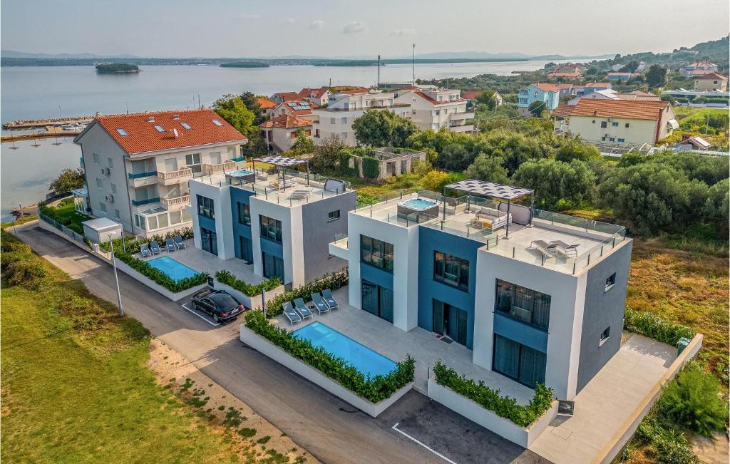 an aerial view of a house with a swimming pool at Amazing Home In Pasman in Živica