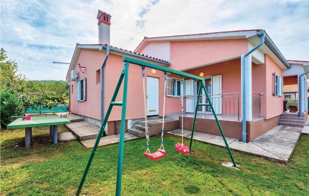 Plac zabaw dla dzieci w obiekcie Holiday Home Breg Ivanovci Iv