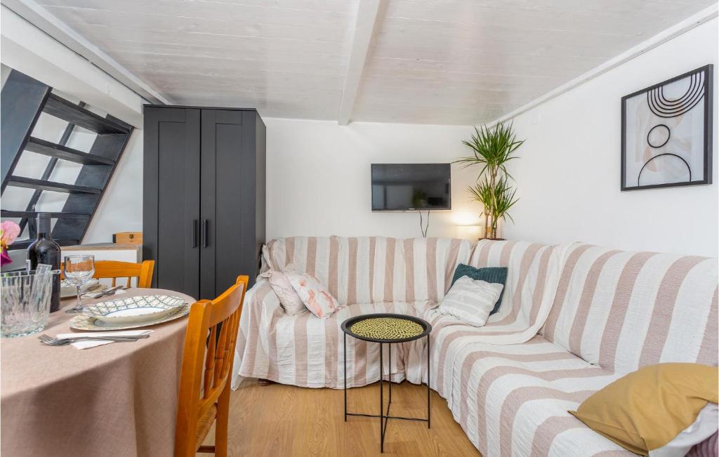 Telewizja i/lub zestaw kina domowego w obiekcie Cozy Home In Krasica With Jacuzzi