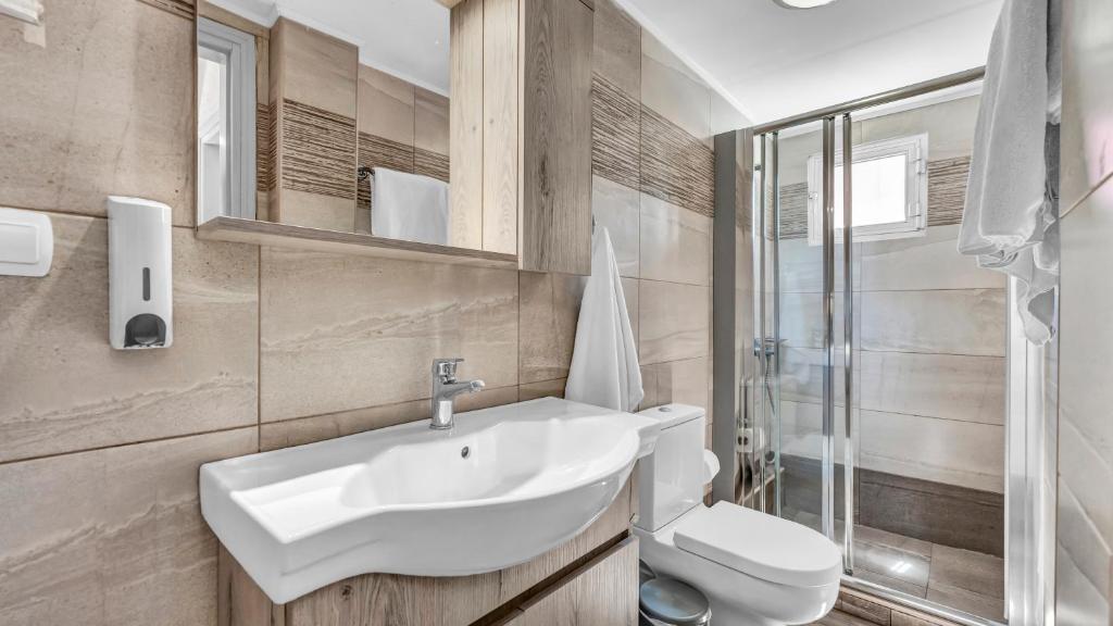 Koupelna v ubytování Erato Hotel