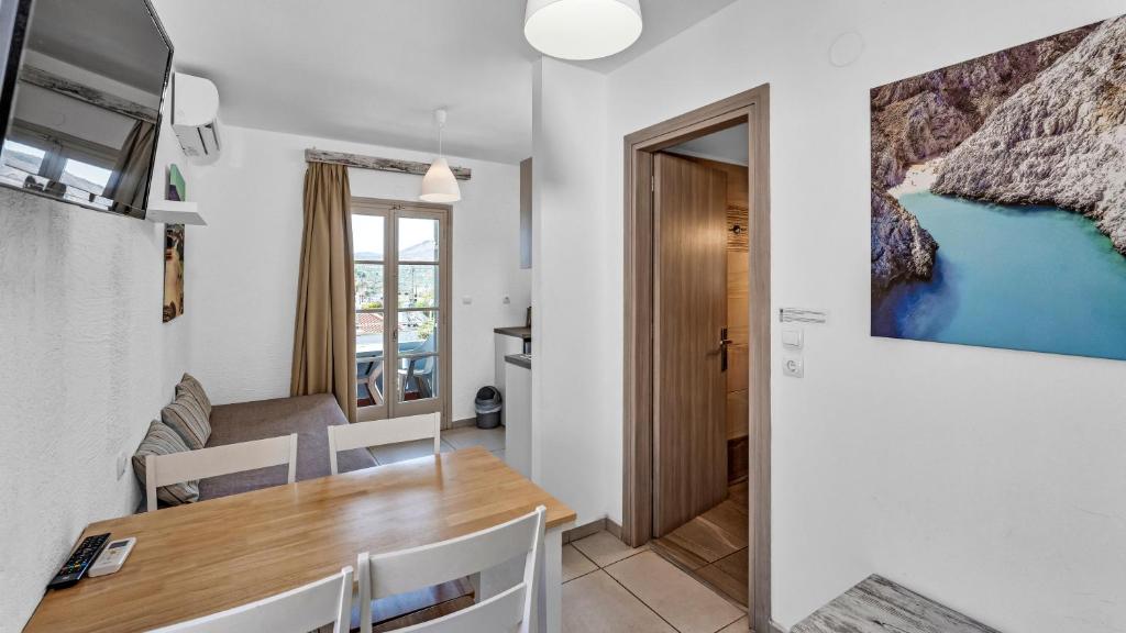TV a/nebo společenská místnost v ubytování Erato Hotel