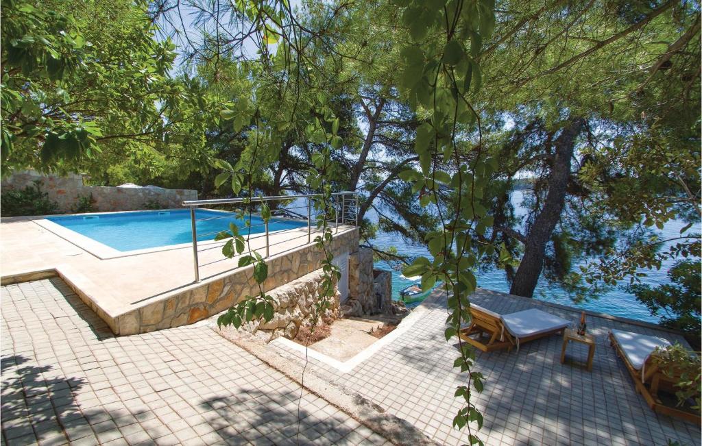 Bazén v ubytování Six-Bedroom Holiday Home In Prizba nebo v jeho okolí