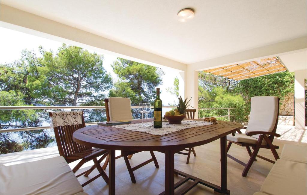 Balkón nebo terasa v ubytování Six-Bedroom Holiday Home In Prizba