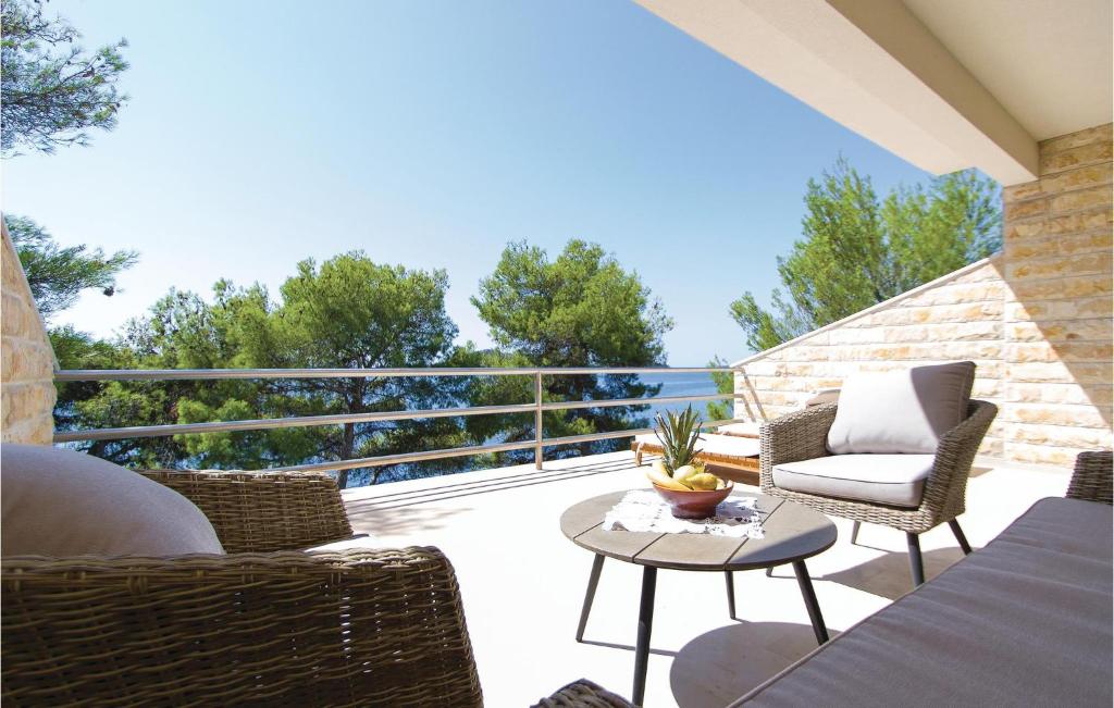 Balkón nebo terasa v ubytování Six-Bedroom Holiday Home In Prizba