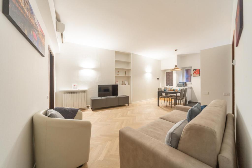 Charming 2-Bedroom Apartment in Milanese Building