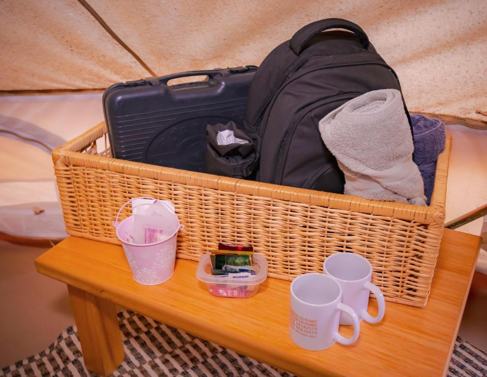 Příslušenství pro přípravu čaje a kávy v ubytování Praderas Los Peumos Glamping-Cabañas