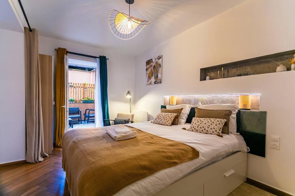 une chambre avec un grand lit dans une pièce dans l'établissement Le jardin de l'hyser, à Strasbourg