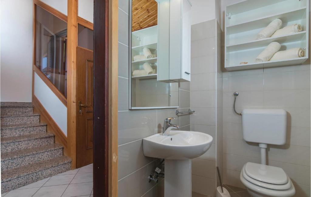 Łazienka w obiekcie 3 Bedroom Cozy Apartment In Labin