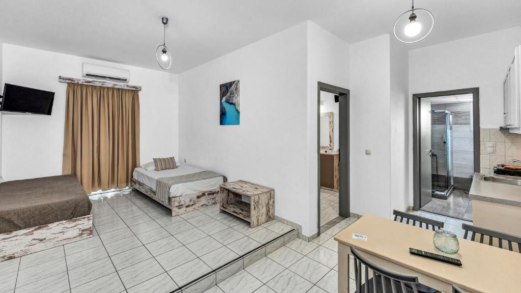TV a/nebo společenská místnost v ubytování Erato Hotel