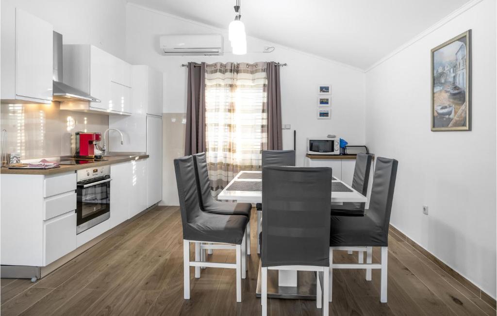 Kuchyňa alebo kuchynka v ubytovaní 4 Bedroom Beautiful Home In Raslina