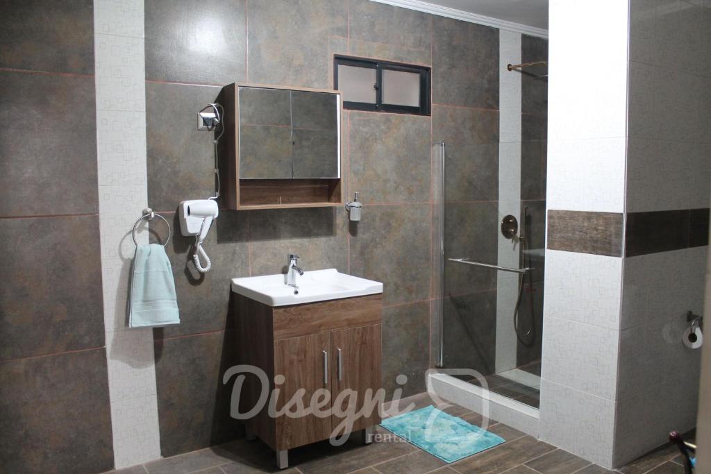 Koupelna v ubytování Hostal Cristina, Central Caldera, Habitación Privada Disegni 11-12