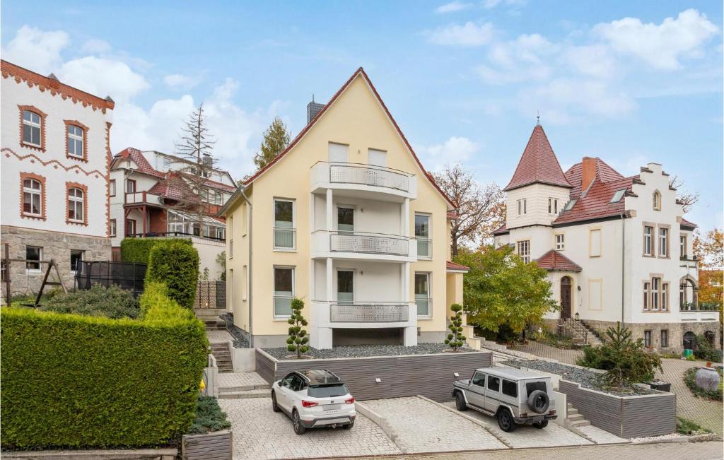ein Haus mit einem LKW davor in der Unterkunft Suite Am Bleek Eg in Wernigerode