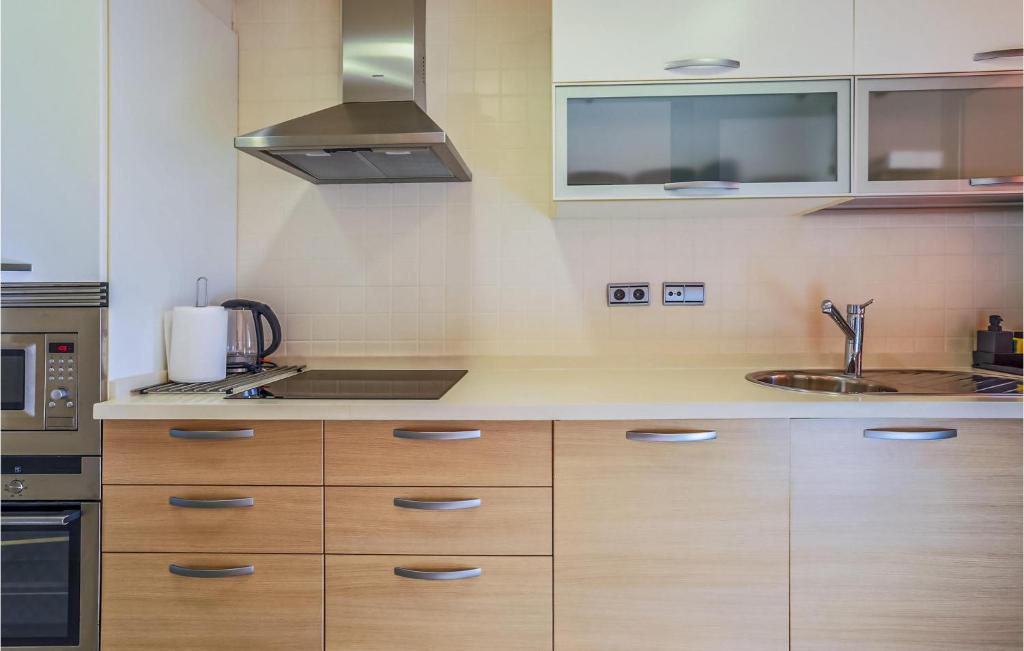 A kitchen or kitchenette at Lovely Apartment In Los Alcázares