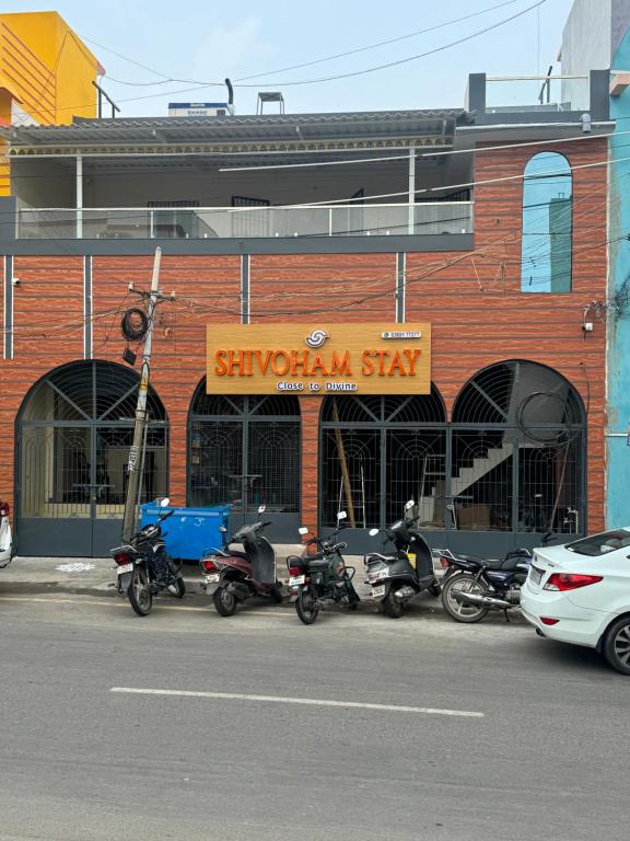 a group of motorcycles parked in front of a building at Shivoham Stay Tiruvannamalai in Tiruvannāmalai