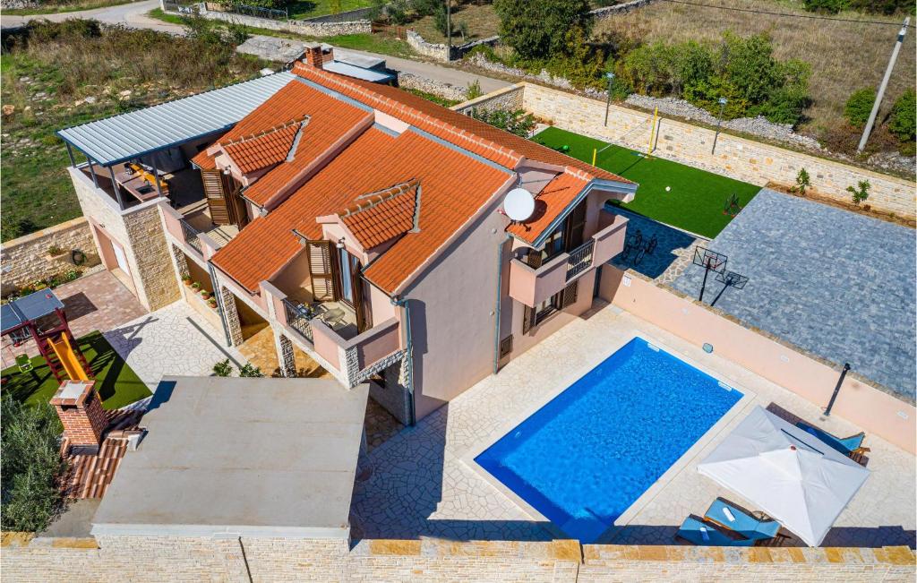 Bazén v ubytovaní 4 Bedroom Beautiful Home In Pridraga alebo v jeho blízkosti