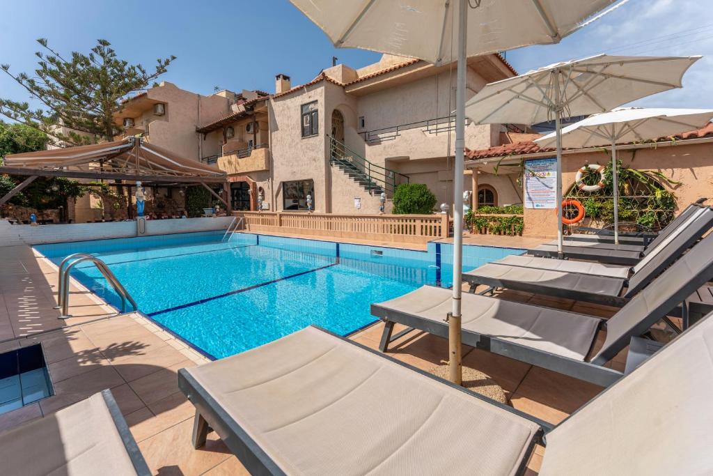 Bazén v ubytování Erato Hotel nebo v jeho okolí