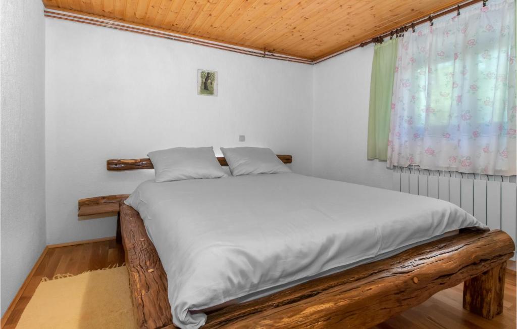 Postel nebo postele na pokoji v ubytování 2 Bedroom Pet Friendly Home In Breze