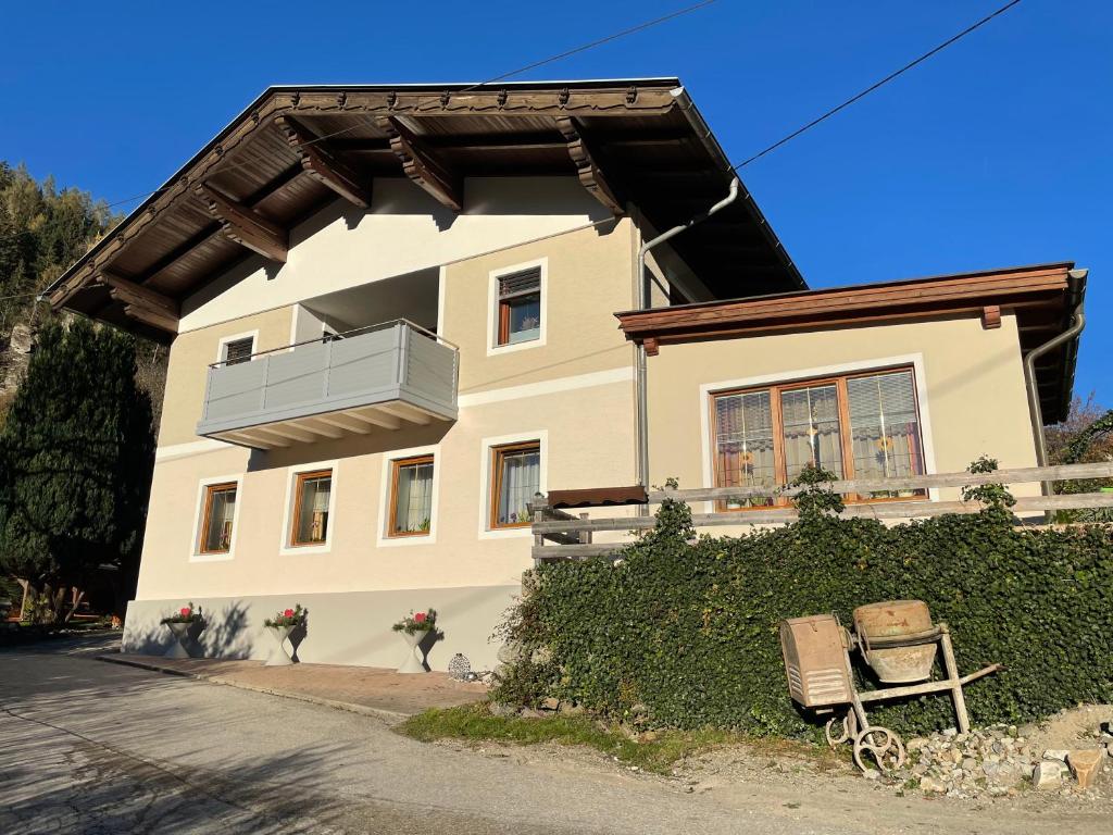 Una casa blanca con un balcón al costado. en Haus Janschütz, en Flattach