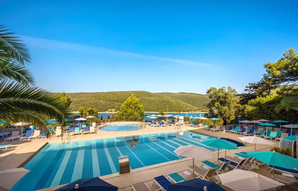 Bazén v ubytování Sunny Rabac by Valamar nebo v jeho okolí